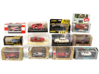 Lot 51 - DIVERS (12)
