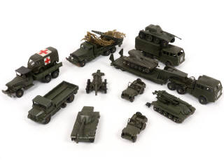 Lot 313 - DINKY TOYS (FRANCE) (13)