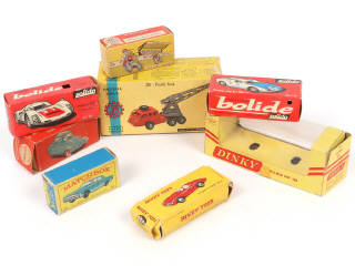 Lot 80 - DIVERS (8)