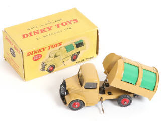 Lot 320 - DINKY TOYS (2)