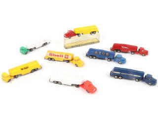 Lot 57 - DIVERS (8)