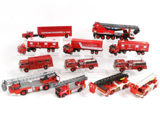 Lot 51 - DIVERS (12)