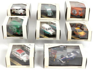 Lot 39 - DIVERS (8)