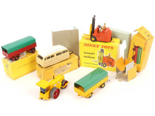 Lot 305 - DINKY TOYS (FRANCE) (5)