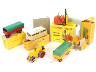 Lot 305 - DINKY TOYS (FRANCE) (5)