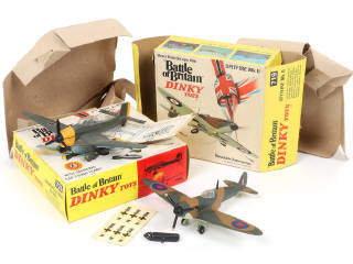 Lot 228 - DINKY TOYS (GB) (2)