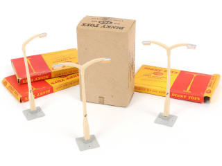 Lot 233 - DINKY TOYS (GB) (4)