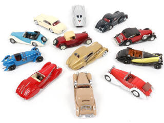 Lot 76 - DIVERS (12)