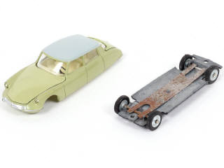 Lot 246 - DINKY TOYS (FRANCE) (1)