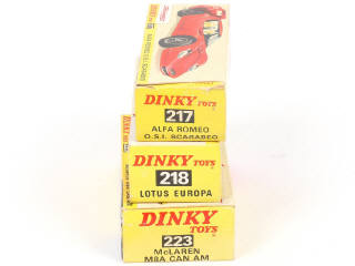 Lot 273 - DINKY TOYS (GB) (3)