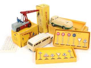 Lot 324 - DINKY TOYS (FRANCE) (5)