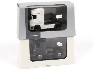 Lot 50 - DIVERS (2)