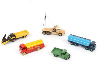Lot 333 - DINKY TOYS (5)