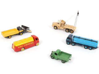 Lot 333 - DINKY TOYS (5)