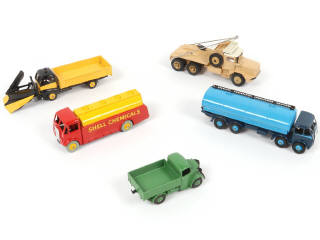 Lot 333 - DINKY TOYS (5)