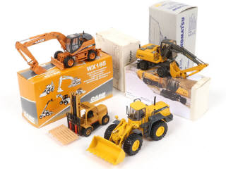 Lot 109 - DIVERS (4)