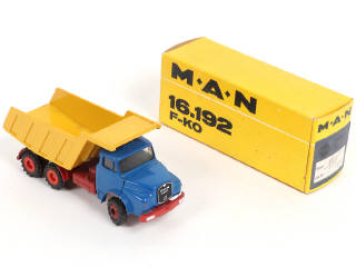 Lot 41 - DIVERS (3)