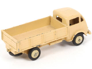 Lot 352 - DINKY TOYS (FRANCE) (1)
