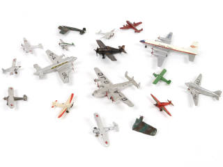 Lot 196 - DINKY TOYS (16)