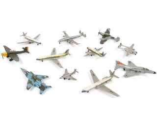 Lot 195 - DINKY TOYS (11)