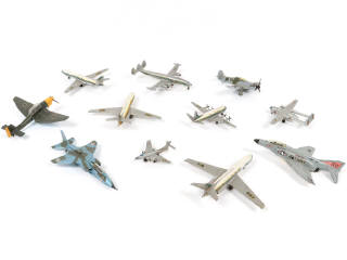 Lot 195 - DINKY TOYS (11)