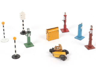 Lot 258 - DINKY TOYS (GB) (9)