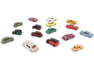 Lot 259 - DINKY TOYS (GB) (16)