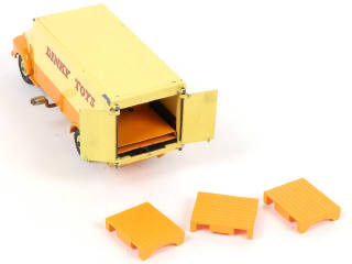 Lot 266 - DINKY TOYS (GB) (3)