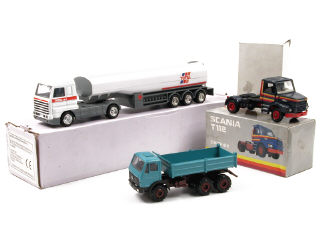Lot 688 - DIVERS (3)