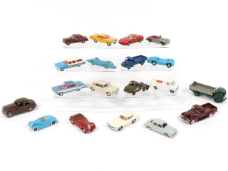 Lot 266 - DINKY TOYS (19)