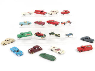 Lot 267 - DINKY TOYS (19)