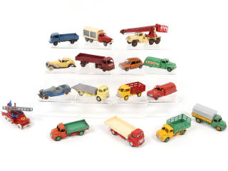 Lot 260 - DINKY TOYS (16)