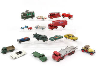 Lot 261 - DINKY TOYS (17)