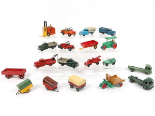 Lot 263 - DINKY TOYS (19)