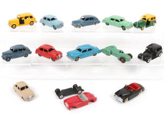 Lot 245 - DINKY TOYS (13)