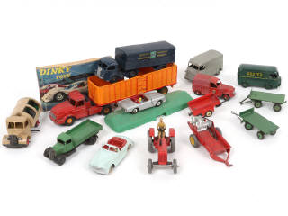 Lot 257 - DINKY TOYS (15)