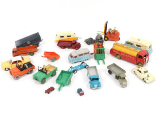 Lot 268 - DINKY TOYS (20)