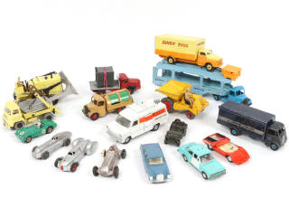 Lot 262 - DINKY TOYS (17)