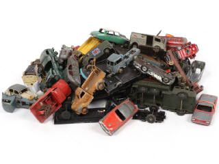 Lot 242 - DINKY TOYS (25)