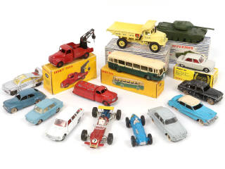 Lot 256 - DINKY TOYS (15)