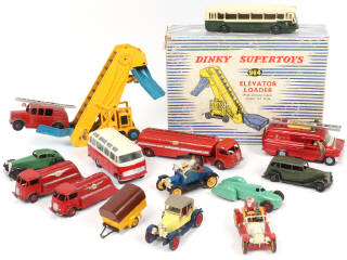 Lot 255 - DINKY TOYS (15)
