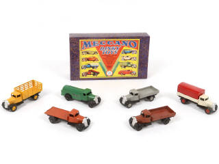 Lot 327 - DINKY TOYS (GB) (1)