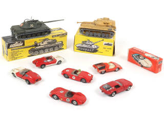 Lot 65 - DIVERS (8)