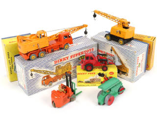 Lot 305 - DINKY TOYS (GB) (5)