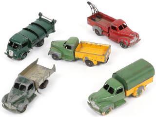 Lot 358 - DINKY TOYS (FRANCE) (5)
