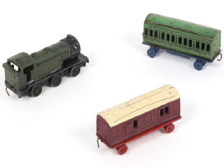 Lot 221 - DINKY TOYS (GB) (3)