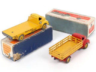 Lot 216 - DINKY TOYS (GB) (2)