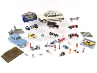 Lot 198 - DIVERS (35)