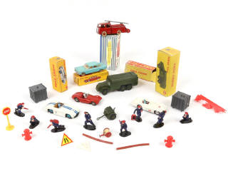 Lot 289 - DINKY TOYS (26)