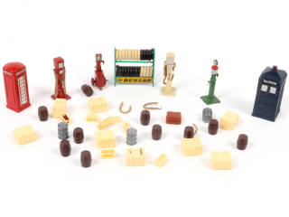 Lot 292 - DINKY TOYS (38)